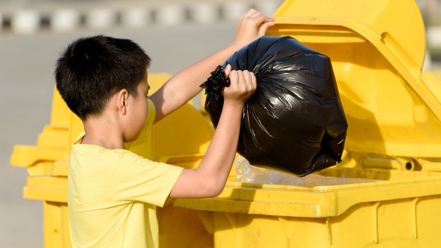 Ilustrasi anak belajar membuang sampah. Foto: Shutter Stock