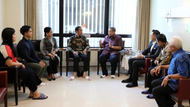 Presiden Jokowi didampingi Ibu Negara Iriana menemui SBY dan keluarga, saat menjenguk Ibu Ani Yudhoyono di National University Hospital, Singapura. Foto: Partai Demokrat/Anung Anindito