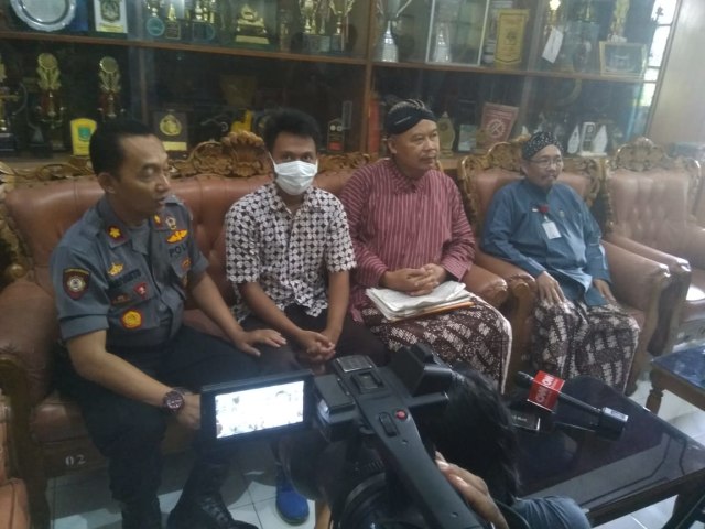 Perwakilan dari kepolisian, siswa yang viral di video, dan perwakilan dari SMK N 3 Yogyakarta, saat klarifikasi, Kamis (21/2/2019). Foto: erl.