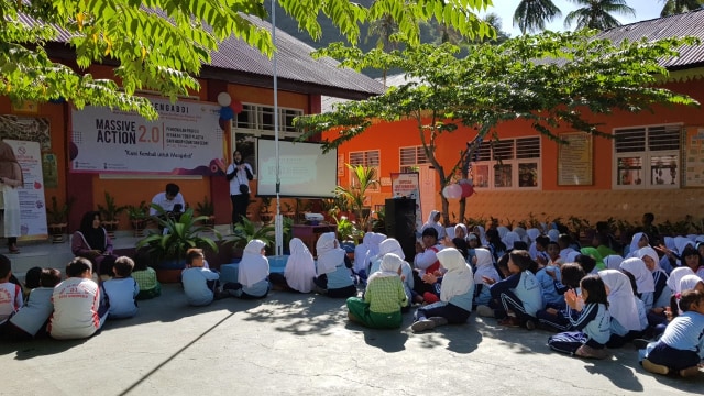 Salah satu alumni LPDP saat memberikan materi dihadapan siswa SD 51 Kota Gorontalo, Kamis (21/2). Foto : Burhan Undu