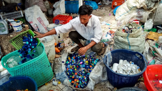 Pekerja memisahkan sampah di pabrik daur ulang sampah, Panteriek, Banda Aceh, Kamis (21/2). Foto: Habil Razali/acehkini 