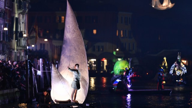 Sejumlah seniman tampil menggunakan perahu yang telah dihias dalam acara bertajuk 'Tutta colpa della Luna' atau 'Blame the Moon' di Rio di Cannaregio, Venesia, Italia. Foto: AFP/Vincenzo PINTO