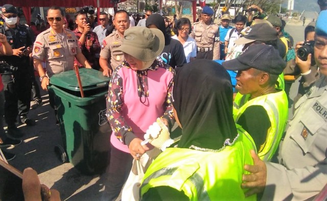 Istri Kepala Kepolisian RI (Kapolri), Tri Suswati Tito Karnavian, saat memperingati Hari Peduli Sampah Nasional (HPSN) 2019 di Kota Palu, Sulawesi Tengah, Kamis (21/2/2019). Foto: Jems/PaluPoso