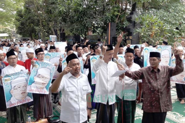 Para gus dan santri saat mengikuti deklarasi Baguss Gresik. foto: SYUHUD/ BANGSAONLINE 