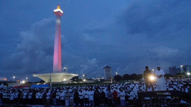 Sejumlah peserta Malam Munajat 212 melaksanakan ibadah salat di Monumen Nasional (Monas), Jakarta, kamis, (21/2). Foto: Jamal Ramdhan/kumparan