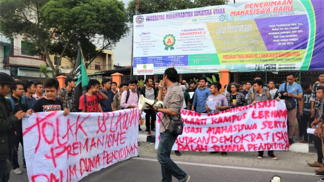 Massa HMI Medan saat menggelar aksi unjuk rasa di depan Kampus UMSU. Foto: Rahmat Utomo/kumparan