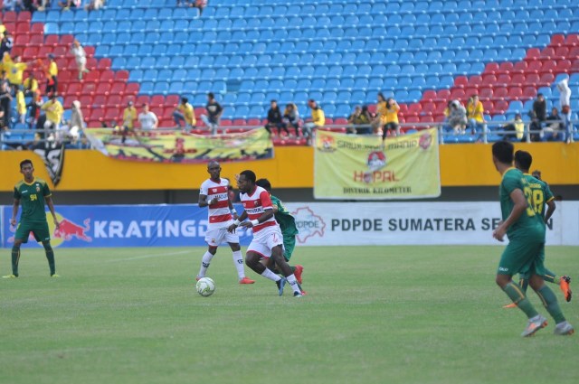 Pertandingan Sriwijaya FC melawan Madura United, Kamis (21/2) (foto: Urban Id)