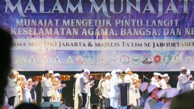 Sejumlah peserta Malam Munajat 212 berdoa di lapangan Monumen Nasional (Monas), Jakarta, kamis, (21/2). Foto: Jamal Ramadhan/kumparan
