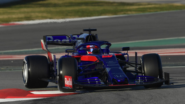 Pebalap Toro Rosso, Daniil Kvyat, di tes pramusim Barcelona. Foto: LLUIS GENE / AFP