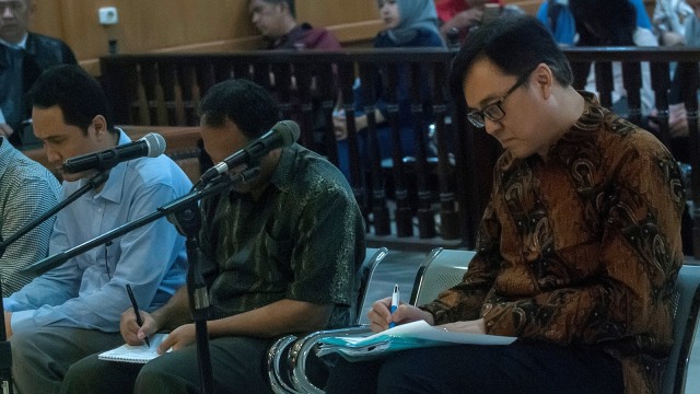 Tiga terdakwa kasus dugaan suap perizinan proyek Meikarta Billy Sindoro (kanan), Henry Jasmen (tengah) dan Fitra Djaja Purnama (kiri) mendengarkan pembacaan tuntutan pada sidang lanjutan di Pengadilan Tipikor Bandung, Jawa Barat, Kamis (21/2). Foto: ANTARA FOTO/Novrian Arbi