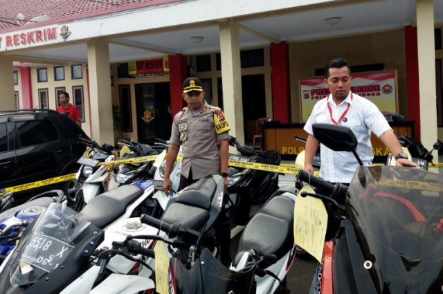 Kapolres Majalengka AKBP Mariyono saat mengecek motor hasil sitaan dari pratik gadai motor illegal di mapolres Majalengka,Kamis (21/2).(Oki)