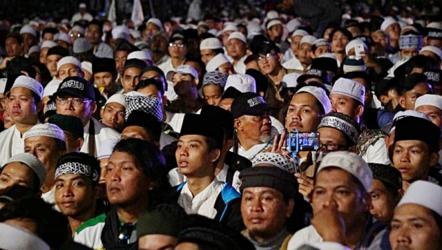 Peserta yang hadir dalam acara Munajat 212 di Monas. Foto: Jamal Ramadhan/kumparan