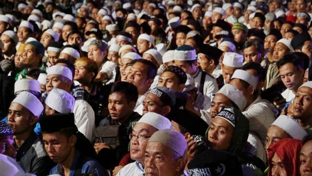 Peserta yang hadir dalam acara Munajat 212 di Monas. Foto: Jamal Ramadhan/kumparan