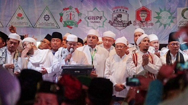 Haji Lulung, Sohibul Iman, Zulkifli Hasan bersama tokoh agama hadir dalam acara Munajat 212 di Monas. Foto: Jamal Ramadhan/kumparan