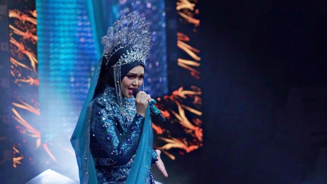 Aksi penyanyi asal Malaysia, Siti Nurhaliza menggelar konser tunggal bertajuk "Dato Sri Siti Nurhaliza on Tour" di Istora Senayan, Jakarta. Foto: Fanny Kusumawardhani/kumparan