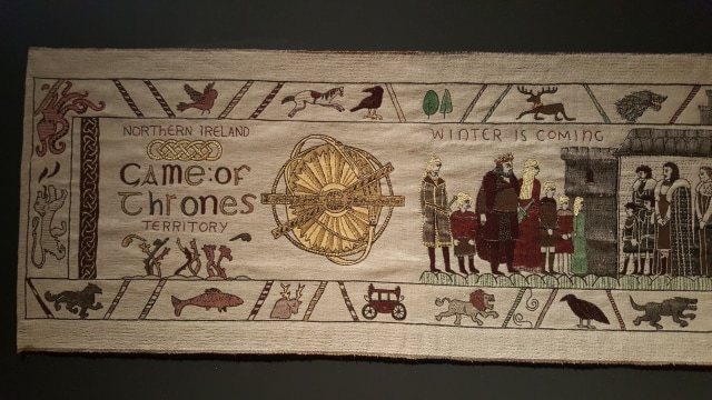 Karpet Game of Thrones (GoT) di Museum Ulster di Belfast, Irlandia Utara. Sebagai tempat utama syuting serial itu, Irlandia Utara membanggakan diri sebagai "Westeros on Earth", dan serial GoT sekarang menjadi bagian sehari-hari kultur populer di negara bagian Inggris itu (Foto: Dok. Pribadi)