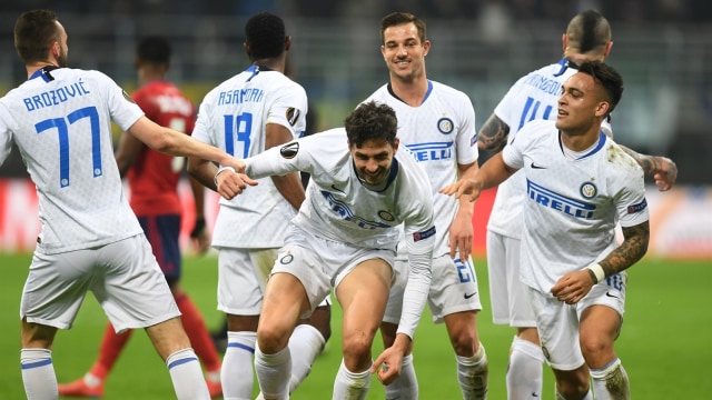 Perayaan gol Andrea Ranocchia oleh pemain-pemain Inter. Foto: Reuters/Daniele Mascolo
