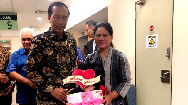 Jokowi dan Iriana menjenguk anak Denada, Shakira Aurum, yang tengah dirawat di National University Hospital Singapura. Foto: Instagram/@denadaindonesia