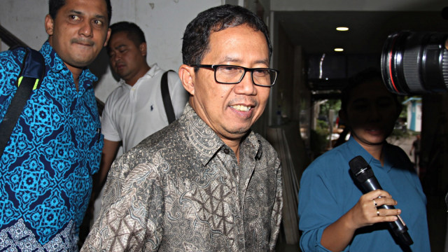 Plt Ketua Umum PSSI Joko Driyono (tengah) usai menjalani  pemeriksaan digedung Dit Res Krimum, Polda Metro Jaya, Jakarta. Foto: Antara/Reno Esnir