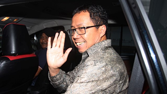 Plt Ketua Umum PSSI Joko Driyono melambaikan tangan kepada wartawan usai menjalani  pemeriksaan di gedung Dit Res Krimum, Polda Metro Jaya, Jakarta. Foto: Antara/Reno Esnir