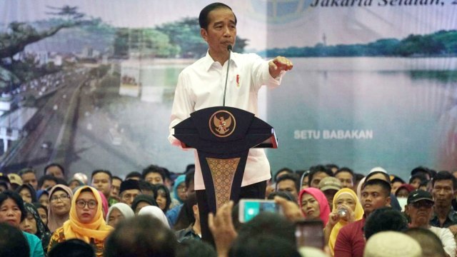 Presiden Jokowi di acara penyerahan sertifikat tanah untuk rakyat di Gelanggang Remaja, Pasar Minggu, Jakarta Selatan, Jumat (22/2). Foto: Irfan Adi Saputra/kumparan