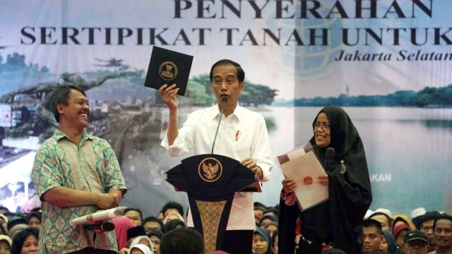 Presiden Jokowi di acara penyerahan sertifikat tanah untuk rakyat di Gelanggang Remaja, Pasar Minggu, Jakarta Selatan, Jumat (22/2). Foto: Irfan Adi Saputra/kumparan