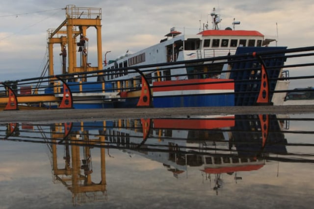 Feri penyeberanga di Sungai Kapuas, Pontianak.