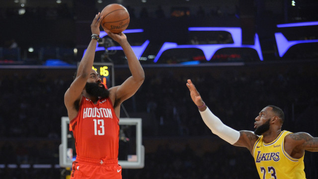 Pemain Houston Rockets, James Harden, dijaga oleh forward Lakers, LeBron James. Foto: Gary A. Vasquez-USA TODAY Sports via Reuters