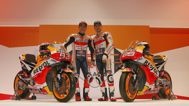 Marc Marquez dan Jorge Lorenzo dalam acara peluncuran tim Repsol Honda untuk MotoGP 2019. Foto: Dok. Box Repsol
