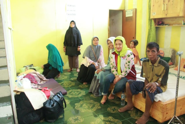 Bercengkrama bersama pasien dan keluarga di Rumah Singgah Peduli Lampung | foto: Latifah Desti Lustikasari/lampunggeh.co.id