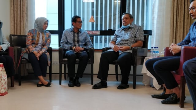 Sandiaga Uno (tengah) menjenguk Ibu Ani Yudhoyono di Singapura Foto: Dok. Tim Sandiaga Uno