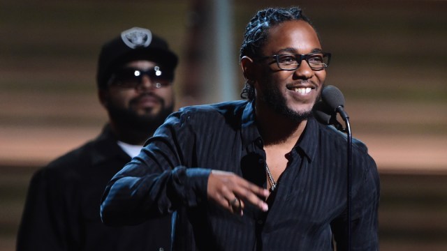 Rapper Kendrick Lamar usai menerima penghargaan Album Rap Terbaik. Foto: AFP/Robyn Beck