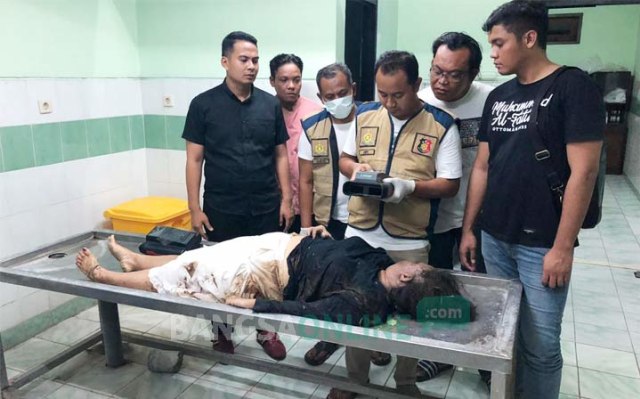 Kasatreskrim AKP Tiksnarto Andaru Rahutomo melihat jenazah korban pembunuhan di RSUD Ibnu Sina. foto: ist