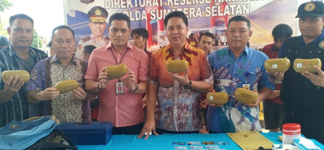 Jajaran Ditres Narkoba Polda Sumatera Selatan saat menunjukkan barang bukti sabu di Mapolda Sumsel. (foto: Urban Id)