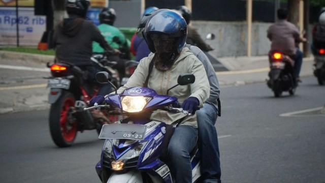 Ilustrasi pengendara motor menggunakan sarung tangan. Foto: Irfan Adi Saputra/kumparan