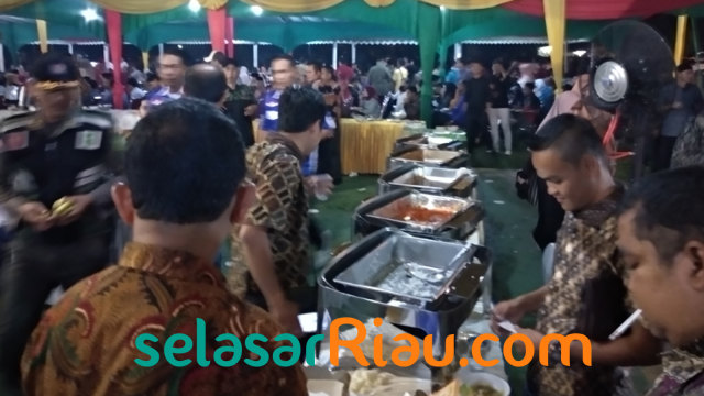 TEMPAT makanan berisi lauk pauk habis diserbu warga yang menghadiri malam syukuran atas pelantikan Gubernur-Wakil Gubernur Riau, Kamis malam, 21 Februari 2019., 