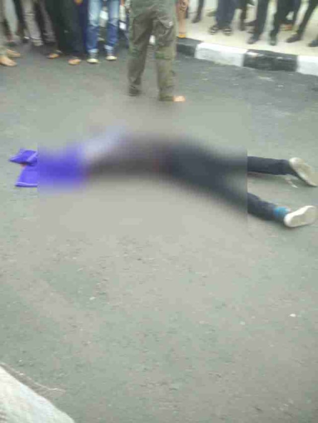 Seorang pria yang bunuh diri di Transmart Lampung, Jumat (22/2) | Foto : Obbie Fernando/Lampunggeh.co.id