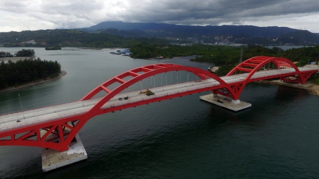 Jembatan penghubung Holtekamp dan Hamadi diatas teluk Youtefa, Papua. Foto: Dok. PP Construction and Investment