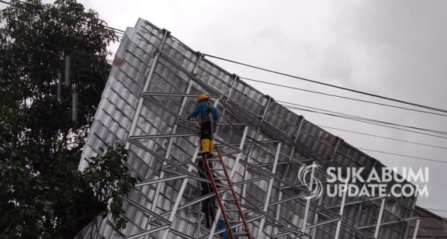 Sebuah atap kios bakso berdiameter kurang lebih 10x10 jenis baja ringan terbang dan menghantam tiang listrik depan kantor DPPKB Kabupaten Sukabumi. Foto: Dok: Muhammad Gumilang