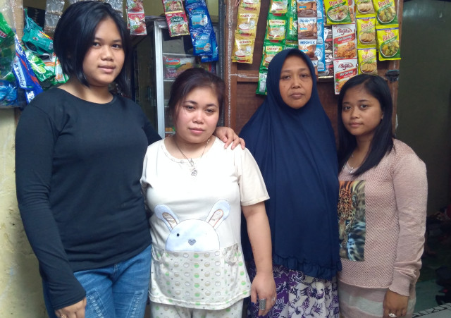 AKHIR PENANTIAN: Dyah Anggraeni (dua dari kiri) sudah berkumpul dengan keluarganya di Jalan Laksamana Martadinata Kota Malang. (Foto: Gigih Mazda / Tugumalang.id)