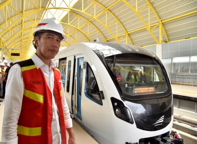 Presiden Jokowi saat meninjau LRT di Palembang (Foto: dok)