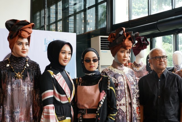 Koleksi Dian Pelangi dan Itang Yunasz di New York Fashion Week