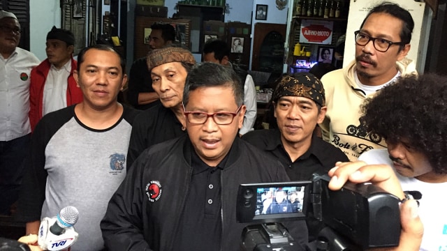 Sekjen PDIP, Hasto Kristiyanto (tengah), di kediaman seniman Bandung. Foto: Okky Ardiansyah/kumparan