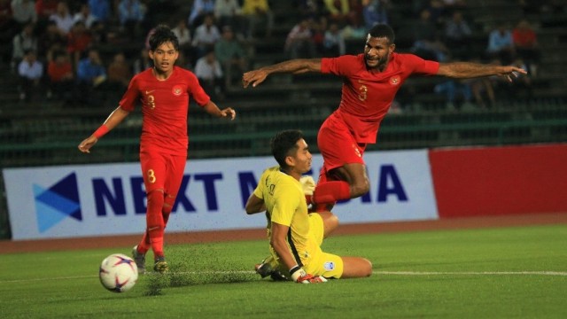 Pemain Timnas U-22 Indonesia, Marinus Wanewar saat beraksi dalam laga Piala AFF 2019 di Kamboja. Foto: Aditia Noviansyah/kumparan