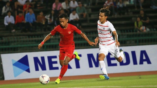Pemain Timnas Indonesia U-22 Osvaldo Haay (kiri) berebut bola dengan Pemain Timnas Kamboja U-22 Cheng Meng (kanan)  dalam pertandingan Grub B Piala AFF U-22 di Stadion Nasional Olimpiade Phnom Penh, Kamboja, Jumat, (22/2). Foto: Aditia Noviansyah/kumparan