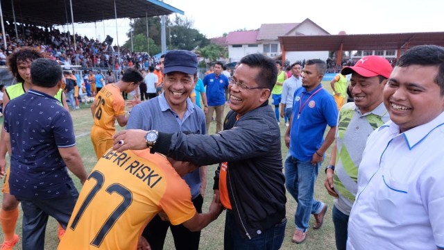 Aminullah Usman saat menyalami pemain Persiraja, Banda Aceh. Foto: Dok. Persiraja