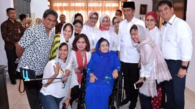 Presiden Joko Widodo (keempat kiri) foto bersama saat silaturahmi ke kediaman ibu Umar Wirahadikusuma. Foto: Dok. Kris - Biro Pers Sekretariat Presiden