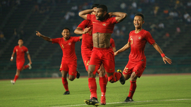 Pemain Timnas U-22 Indonesia, Marinus Wanewar (tengah) melakukan selebrasi setelah mencetak gol ke gawang Timnas U-22 Kamboja dalam pertandingan Grup B Piala AFF U-22 di Stadion Nasional Olimpiade Phnom Penh, Kamboja, Jumat (22/2). Foto: Aditia Noviansyah/kumparan