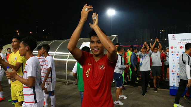 Pemain Timnas U-22 Indonesia, Nurhidayat Haris (tengah) melakukan selebrasi setelah memenangkan pertandingan Grup B Piala AFF U-22 di Stadion Nasional Olimpiade Phnom Penh, Kamboja, Jumat (22/2). Foto: Aditia Noviansyah/kumparan