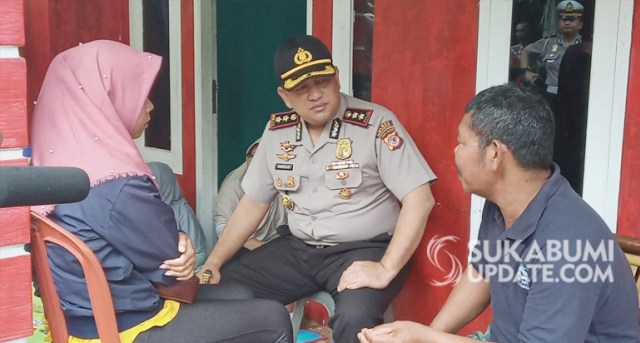 Desi Suangsih saat berbincang dengan Kapolres Sukabumi, AKBP Nasriadi. Foto: Dok. Ruslan AG/Sukabumi Update